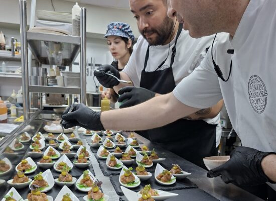 Montando platos en cocina